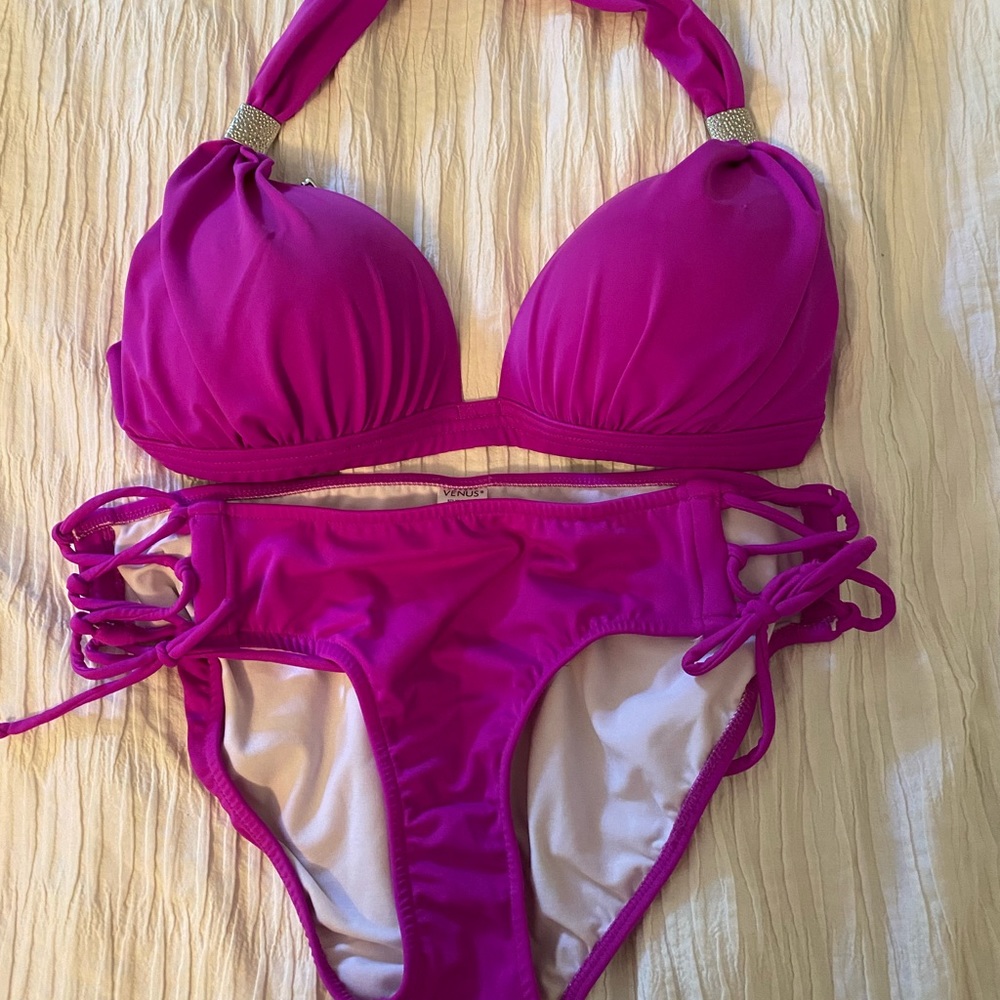Venus bikini set, like new.